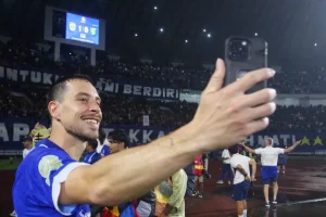 Kemenangan Persib atas Persebaya, Bojan Hodak Puas dengan Penampilan Thom Haye dkk