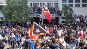 Mahasiswa Demo Tolak Toyota Prado untuk Parlemen Timor Leste
