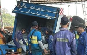 Truk Kontainer Tabrak Gerbang Tol Ciawi 2, Petugas Tol Luka Ringan