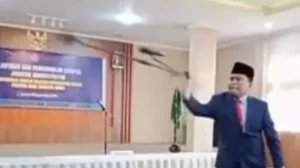 Viral Kepala Kanwil Kemenag NTB Lempar Mic