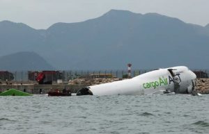 Pesawat Cargo Tergelincir Ke Laut saat Mendarat di Bandara Hong Kong