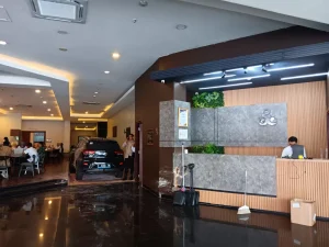 Viral Mobil Listrik Tabrak Kaca Lobi Hotel di Klaten