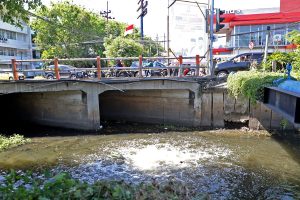 Viral Sungai Rungkut Mengeluarkan Gelembung Gas