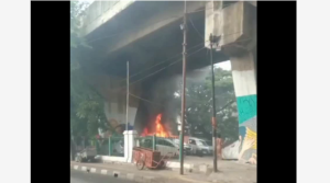 Viral Mobil Terbakar di Kolong Jalan Layang KRL Sawah Besar