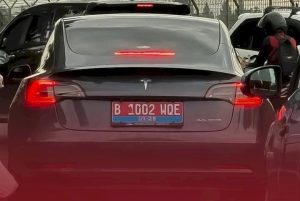 Viral Mobil Tesla Pakai Plat Merah Melintas di Pondok Cabe
