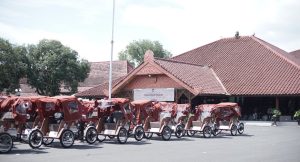 Suhari Dapat Becak Listrik dari Prabowo, Narik sejak 1998 Baru Sekarang Punya Becak Sendiri