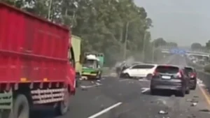 Viral Innova Ugal-ugalan Lewat Bahu Jalan, Tabrak Truk di Tol Purbaleunyi