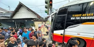 Bus Harapan Jaya Tabrak Mobil dan Rumah di Simpang Muning Kediri