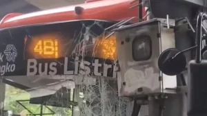 Bus Listrik Transjakarta Tabrak Tiang di Pasar Minggu