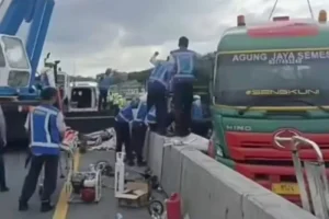 Kecelakaan Truk Trailer Bermuatan Besi di Tol Batang-Semarang