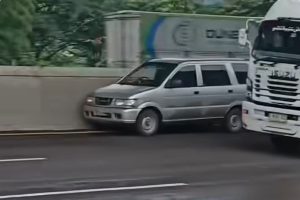 Viral Mobil Panther Jalan Sendiri di Tol Jakarta – Cikampek, Pengemudi Diduga Meninggal Dunia