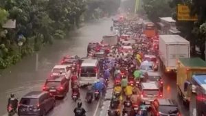 Ruas Jalan DI Panjaitan Terendam Banjir