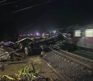 Truk Tertabrak Kereta Api Gajayana di Kebumen