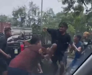 Viral Pemobil Adu Jotos dengan Tukang Semprot Kaca di Surabaya