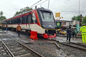 KA Bandara Soekarno-Hatta Tabrak Truk di Lintasan Poris-Batuceper
