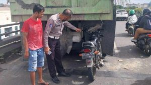 Motor Tabrak Truk Tronton di Flyover Ciputat
