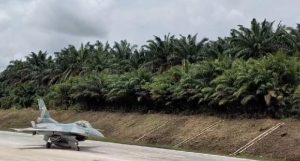 Pesawat Tempur F-16 dan Super Tucano Mendarat di Tol Trans Lampung