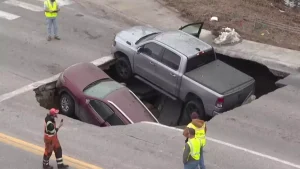 Viral Sinkhole Muncul di Jalan AS, Dua Mobil Terperosok