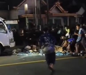Truk Susu Terguling di Ponorogo, Warga Malah Menjarah