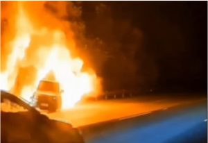 Mobil JETOUR Terbakar di Tol Jagorawi Setelah Alamai Kecelakaan