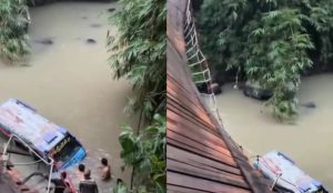Minibus Angkut Penumpang Terjun ke Sungai Diduga Jembatan yang Dilintasi Tak Kuat Tahan beban