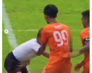 Viral Pemain PSIR Rembang Remas Kemaluan Wasit