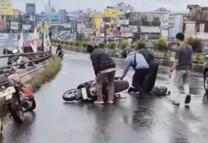 Hantam Lubang di Flyover Ciputat, Pemotor Jatuh