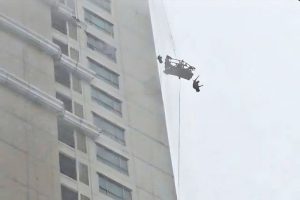 Gondola Terhempas Angin, Pekerja Gedung Tewas di Surabaya