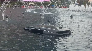 Mobil BYD Nyemplung ke Kolam Bundaran HI