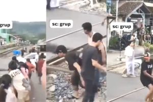 Warga Blokir Perlintasan Kereta Api di Lampung Usai Tabrak Mobil