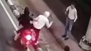 Viral Begal Bawa Sajam Rampas Motor di Jalan Gunung Sahari Jakpus