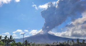Gunung Lewotobi Erupsi Lontarkan Abu 1,8 KM, Bandara Maumere Ditutup 2 Hari