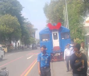 Viral Land Cruiser Parkir Mepet Rel sampai KA Bathara di Solo Terhenti