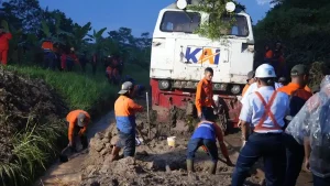 Longsor Jalur Kereta Api Bandung Barat, Sejumlah Perjalanan Dibatalkan