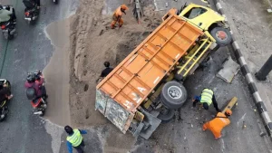 Sopir Mengantuk, Truk Pasir Terguling di Tebet Picu Kemacetan Panjang