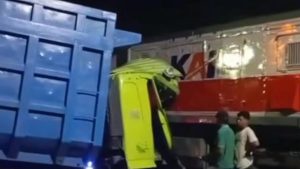 Truk Mogok Tertemper KA Dhoho di Perlintasan Jalur Blitar–Garum