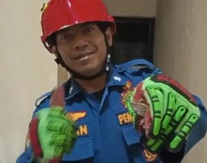 Viral Damkar Ciamis Evakuasi Katak dari Dalam Rumah Warga