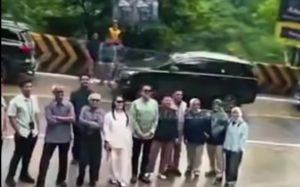 Viral Rombongan Mobil Dikawal Polisi Berhenti dan Berfoto di Tanjakan Sitinjau Lauik