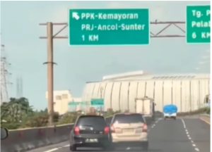 Video Viral Innova dan Livina Saling Senggol di Tol Kemayoran