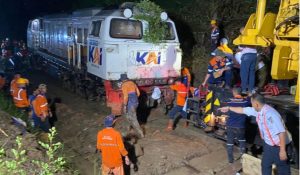 Kereta Api Ciremai Anjlok Gegara Jalur Rel Tertutup Longsor di Bandung Barat