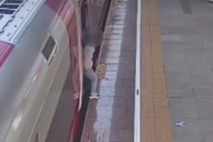 Viral Penumpang Tahan Pintu Whoosh Gegara Barang Tertinggal