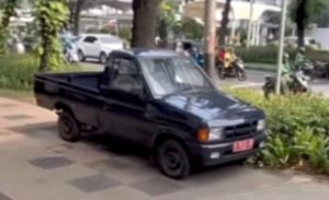 Viral Mobil Plat Merah Parkir di Trotoar Jakarta, Satpol PP DKI Minta Maaf