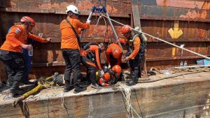 3 Pekerja Tewas Diduga Keracunan Gas di Palka Kapal Tongkang