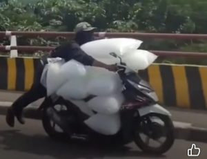 Video Aksi Berbahaya ‘Superman’ Es Batu di Bogor