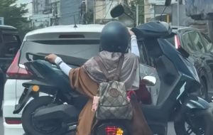 Viral Wanita Angkut Motor Listrik Pakai Motor di Makassar