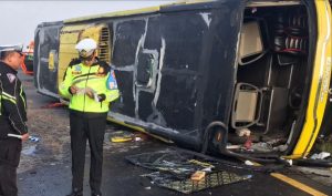 Bus Sudiro Tungga Jaya Terguling di Tol Jombang-Mojokerto