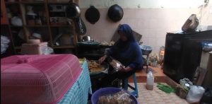 Viral Pasutri Penjual Peyek Naik Haji Hasil Nabung Rp5.000 Sehari