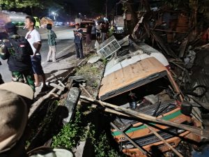 Truk Tangki Minyak Diduga Rem Blong Tabrak 3 Motor dan Kios Tambal Ban di Turunan Bawen
