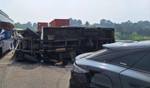 BYD Tabrak Truk di Tol Bocimi hingga Terguling