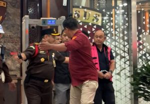 Eks Kepala BGN Dadan Hindayana Ditahan Kejagung, Tangan Terborgol
